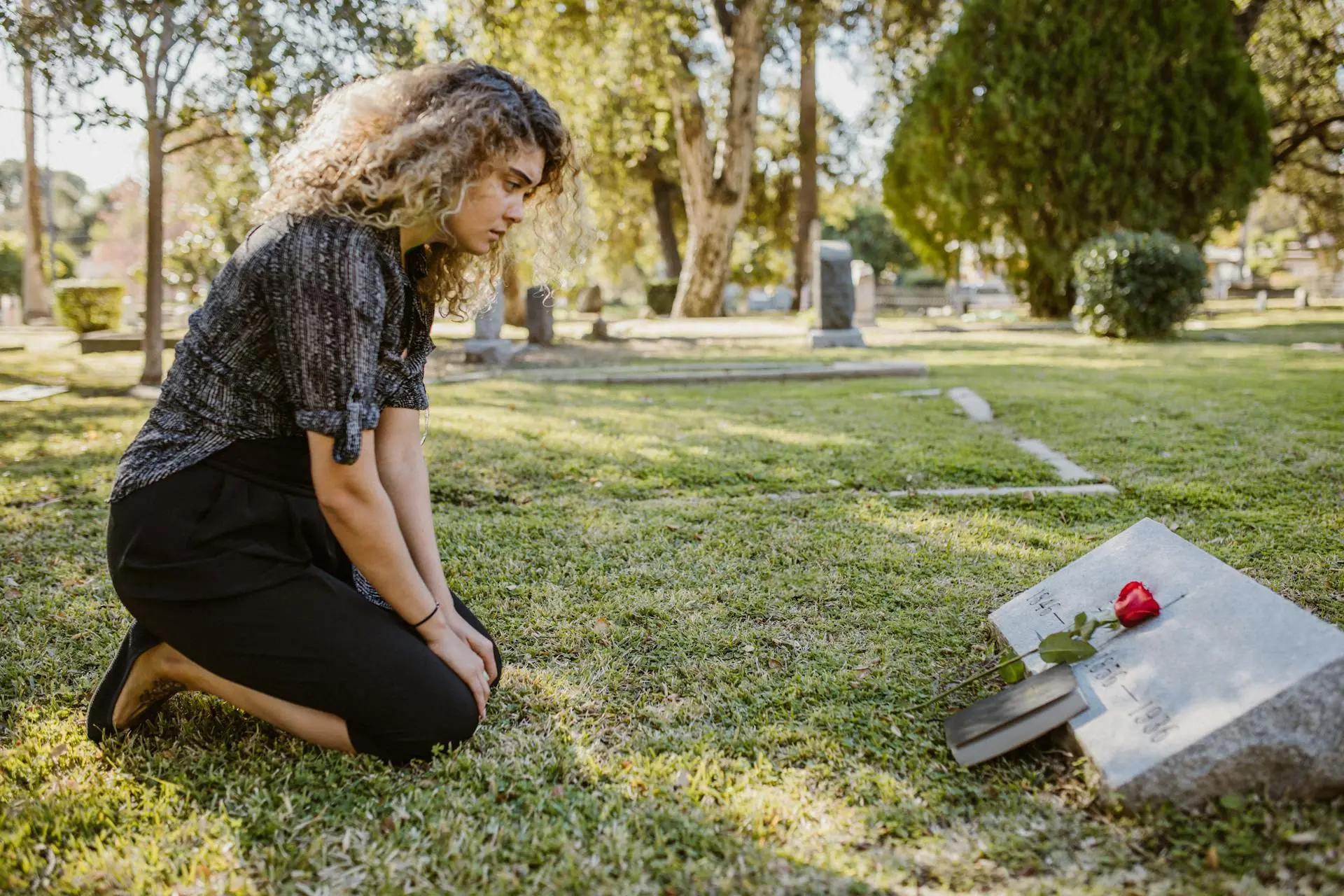 3 Breathtaking Stories About People Who Learned the Truth at Their Relatives' Graves