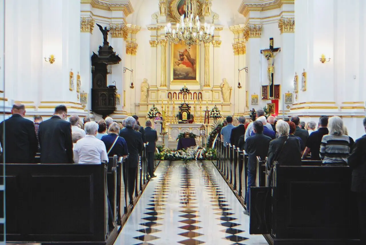 Son Arrives at Dad’s Funeral in Bright Suit Smiling, Priest Stops the Ceremony – Story of the Day