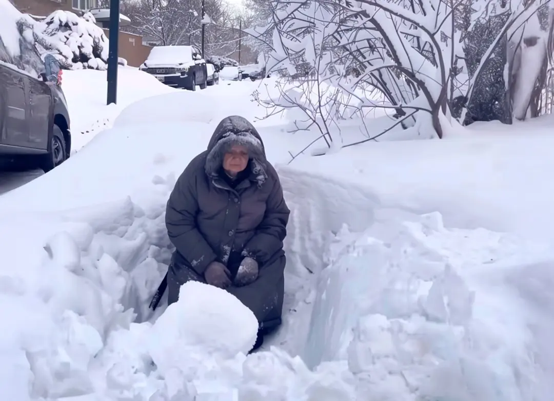 On My Way to Work, I Found an Elderly Woman Almost Frozen in a Snowdrift Near My House – What She Gave Me Changed Everything