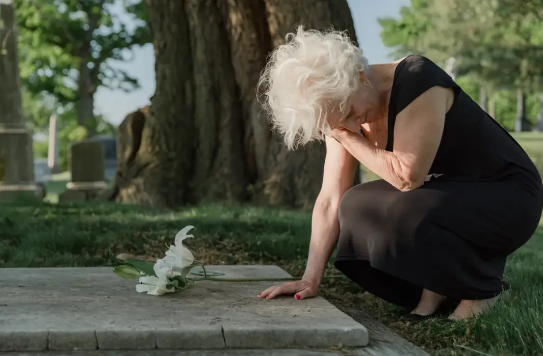 A Year after Son's Death, Woman Sees Grave of Her Daughter-In-Law at the Cemetery – Story of the Day