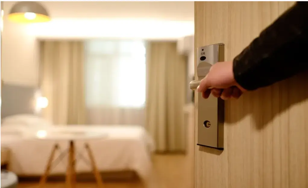 10 Things You Should Do When Checking Into a Hotel Room