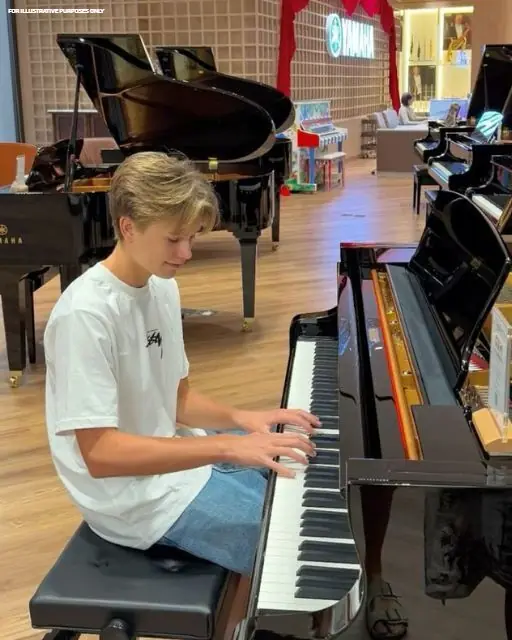I PLAYED A RANDOM SONG ON A STORE PIANO—AND SOMEONE IN THE BACK STARTED CRYING