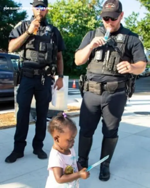 SHE WALKED RIGHT UP TO THE COPS WITH HER FREEZER POP—AND HANDED THEM A NOTE FROM HER MOM