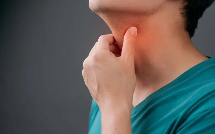 A 40-Year-Old Man Died from a Sore Throat After 7 Rounds of Chemotherapy – Doctors Urgently Warn: Throw Away These 2 Items from Your Fridge