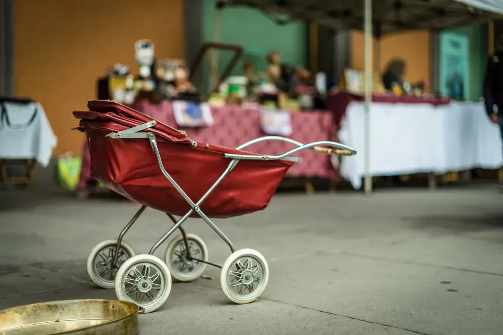 Mom Sells Old Stroller to Feed 4 Kids, Finds It on Her Doorstep the Next Day with Note Inside – Story of the Day