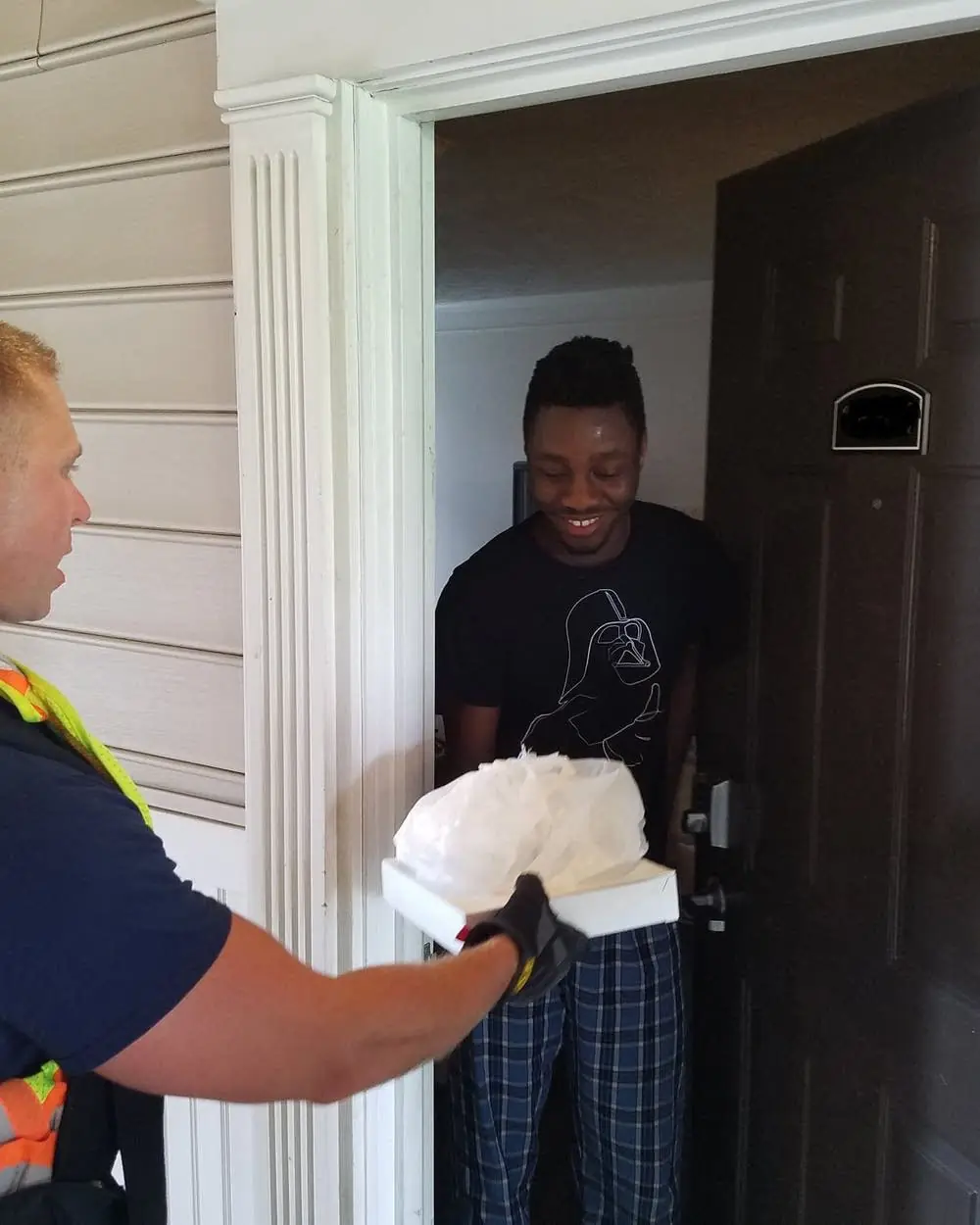 When Duty Meets Kindness: The Firefighters Who Finished a Pizza Delivery and Won Hearts