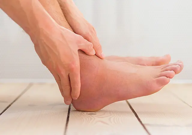 Swollen Legs, Ankles, and Feet: Causes and Proven Remedies (Including a Parsley Tea Recipe)