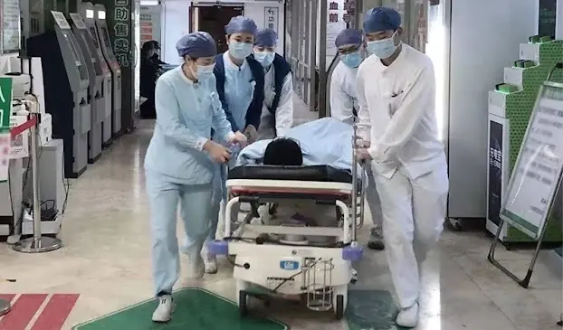 Waking Up at Midnight: Husband Complains of a Headache, Wife's Quick Thinking Saves His Life