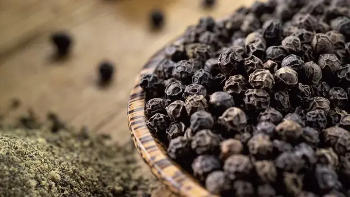 Garlic & Black Pepper: The Kitchen Cure for Leg Pain and More