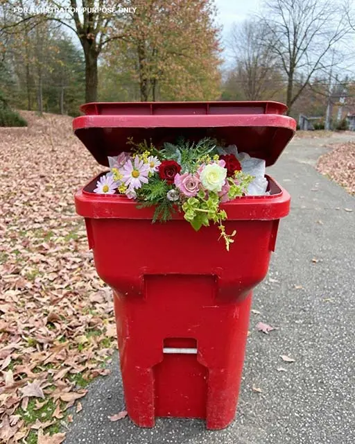Bride Walked Down the Aisle Smiling — But After Finding a Note Hidden in Her Bouquet, She Turned Around and Ran from the Wedding