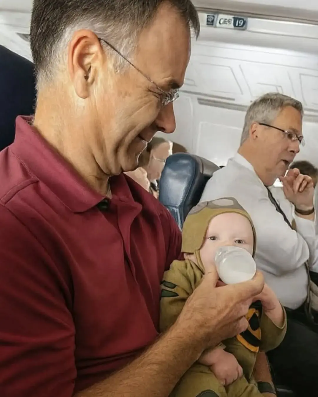 “The Stranger on a Plane: How One Man’s Kindness Gave a Mother the Gift of Rest”