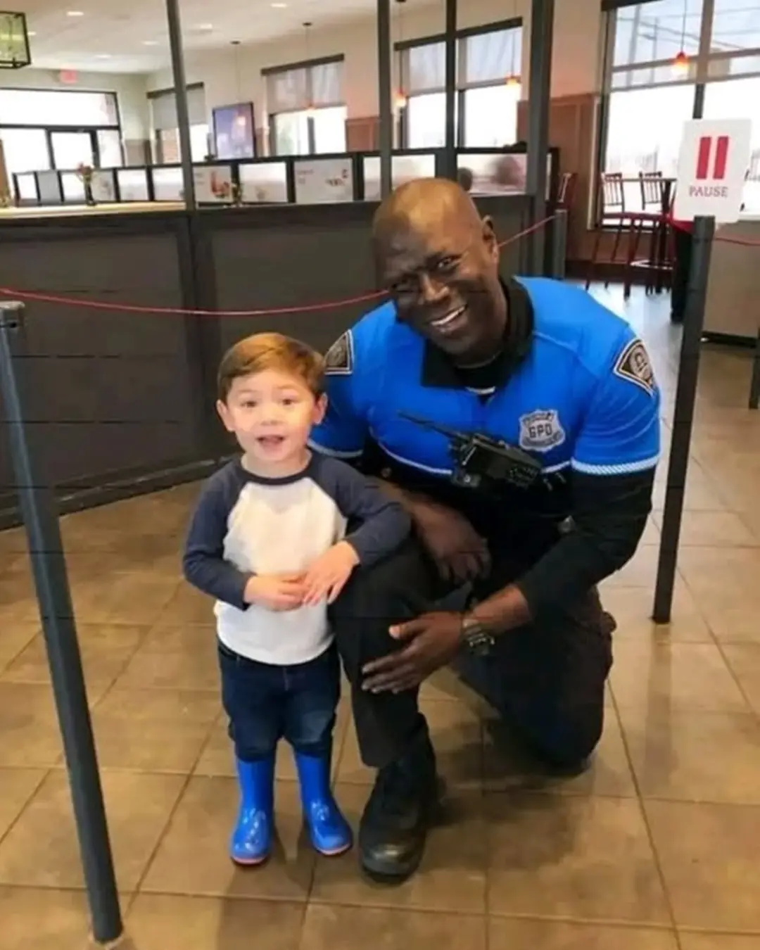 A Heartwarming Encounter: A Child’s Innocence and the Power of Love.