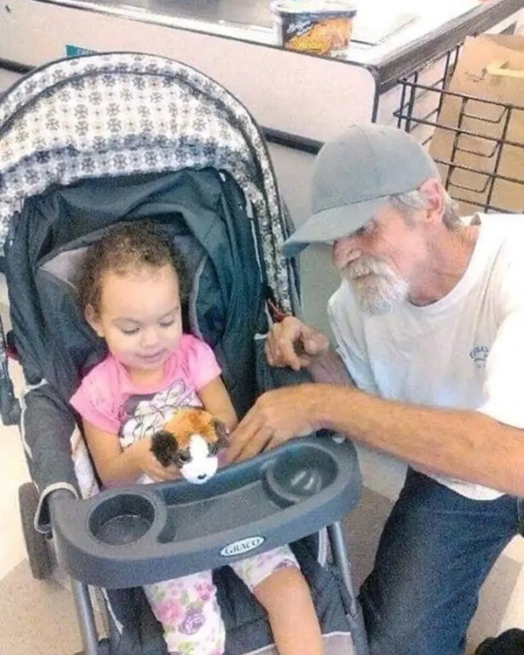 A Stranger’s Gift: How One Small Act of Kindness Changed a Family’s Night