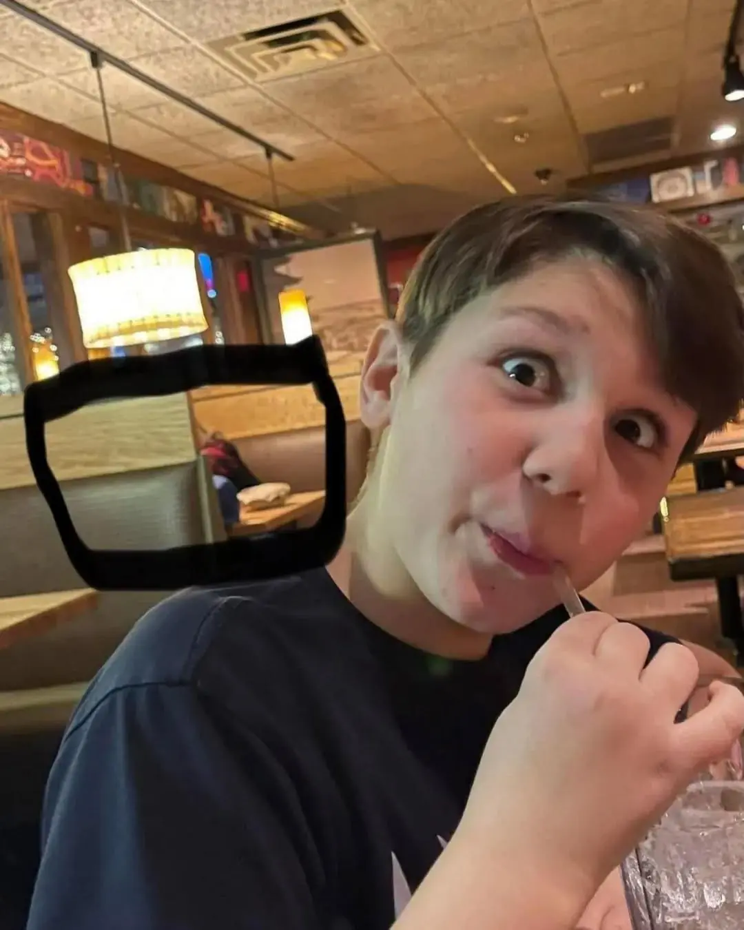 A Simple Gift at Dinner Reminds a Family That Kindness Still Exists