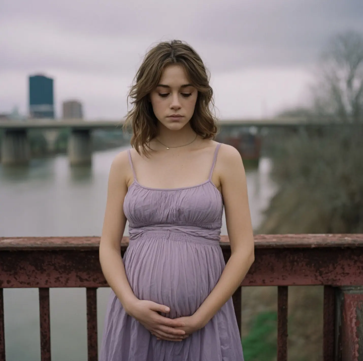 A pregnant student stood on the edge of a bridge, ready to jump… But a sudden child’s cry made her turn—and what she saw changed everything!