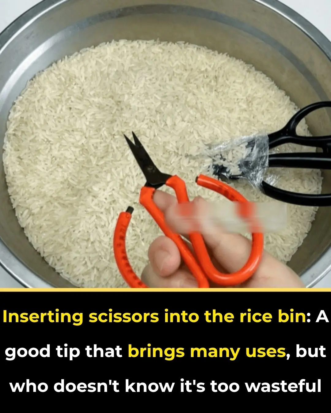 Inserting scissors into the rice bin: A good tip that brings many uses, but who doesn't know it's too wasteful