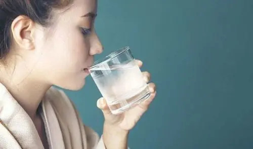Drinking Water on an Empty Stomach: Japanese Water Therapy, What Science Says, and More