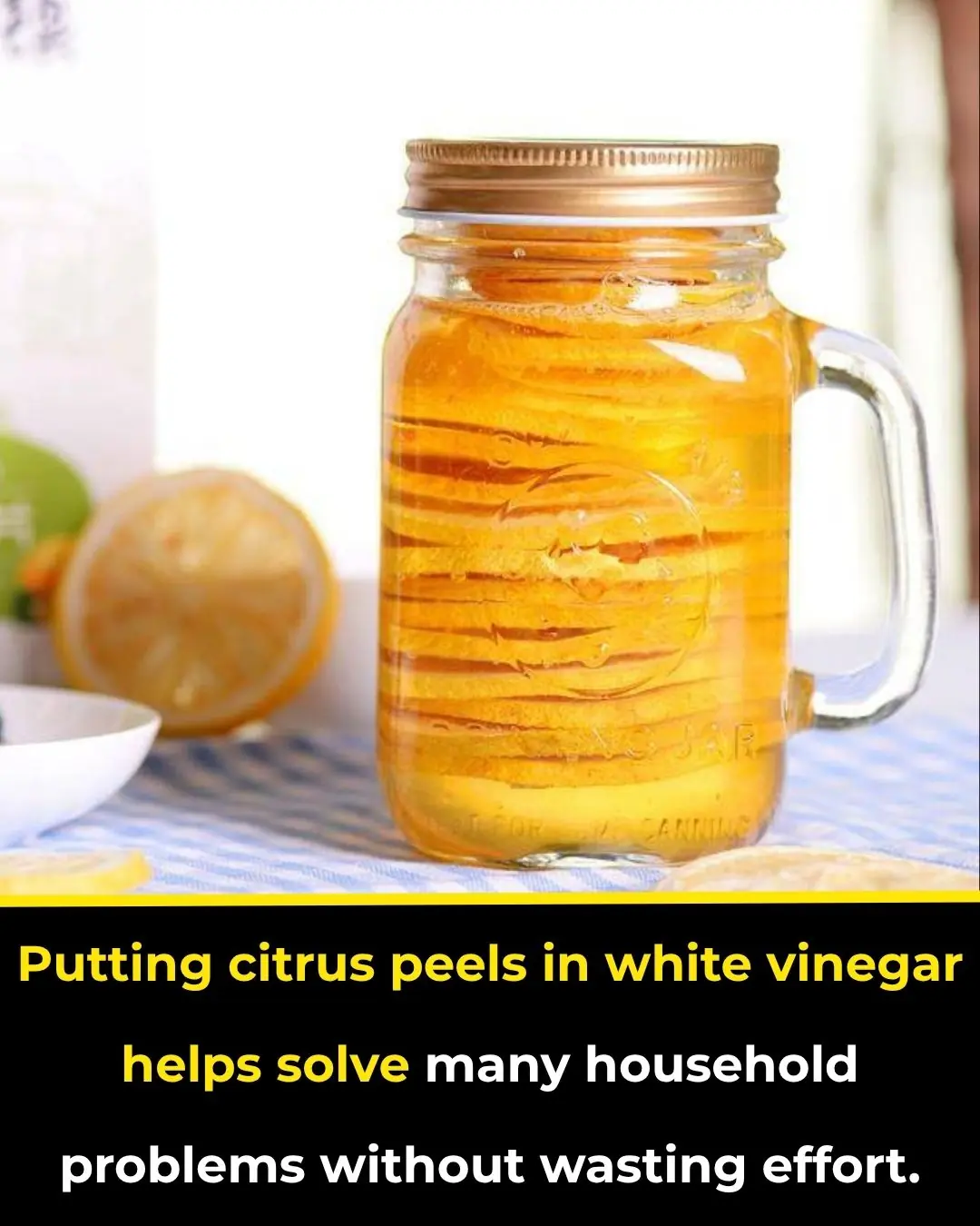 Putting citrus peels in white vinegar helps solve many household problems without wasting effort.