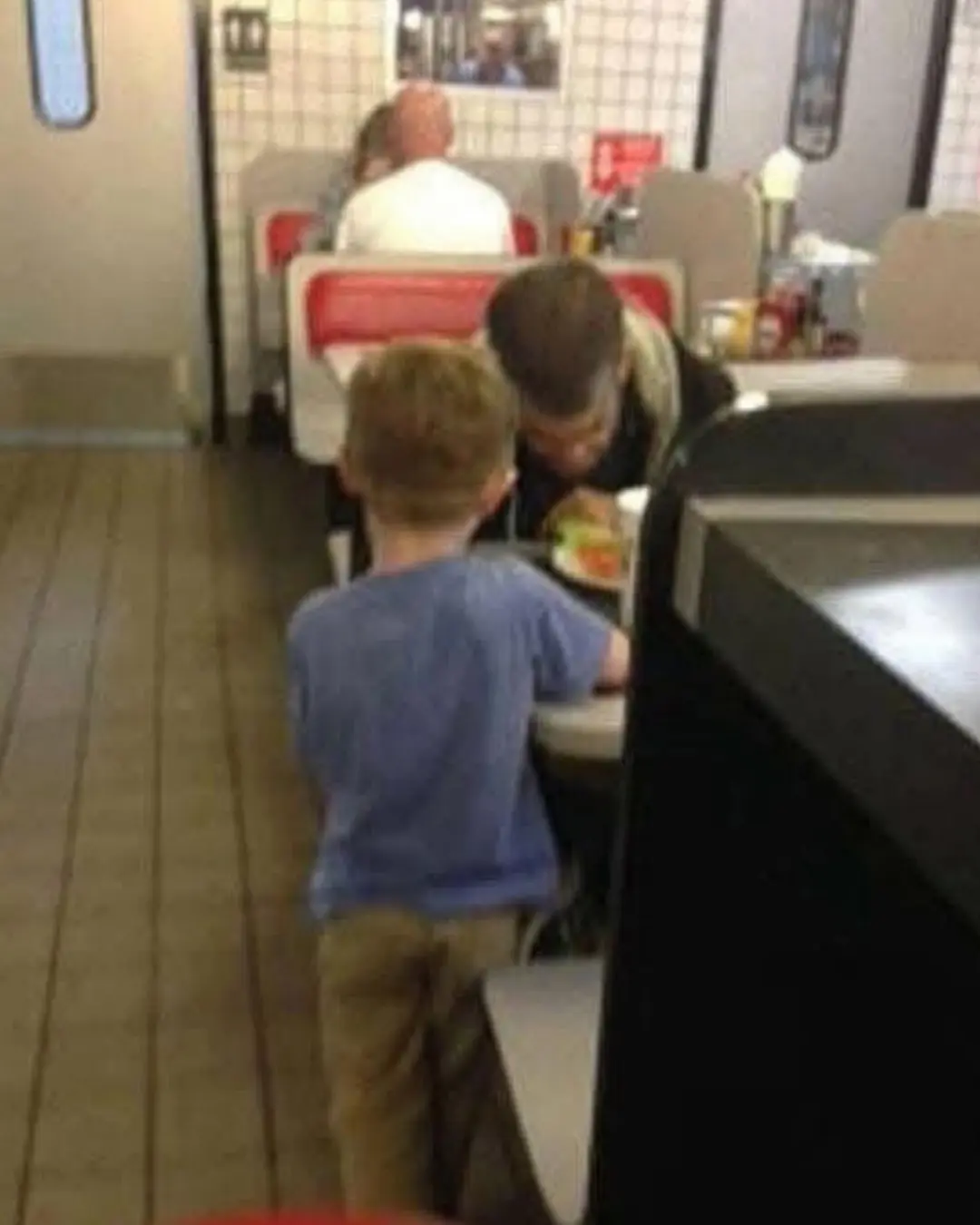 “The Prayer That Stopped a Restaurant: How a 5-Year-Old’s Kindness Brought Strangers to Tears”