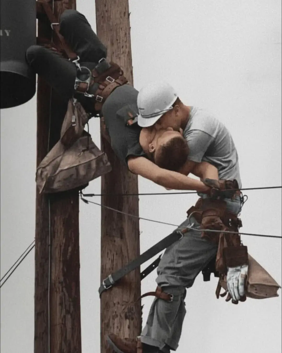 “The Kiss of Life: A Photograph That Stopped Time and Saved a Life”