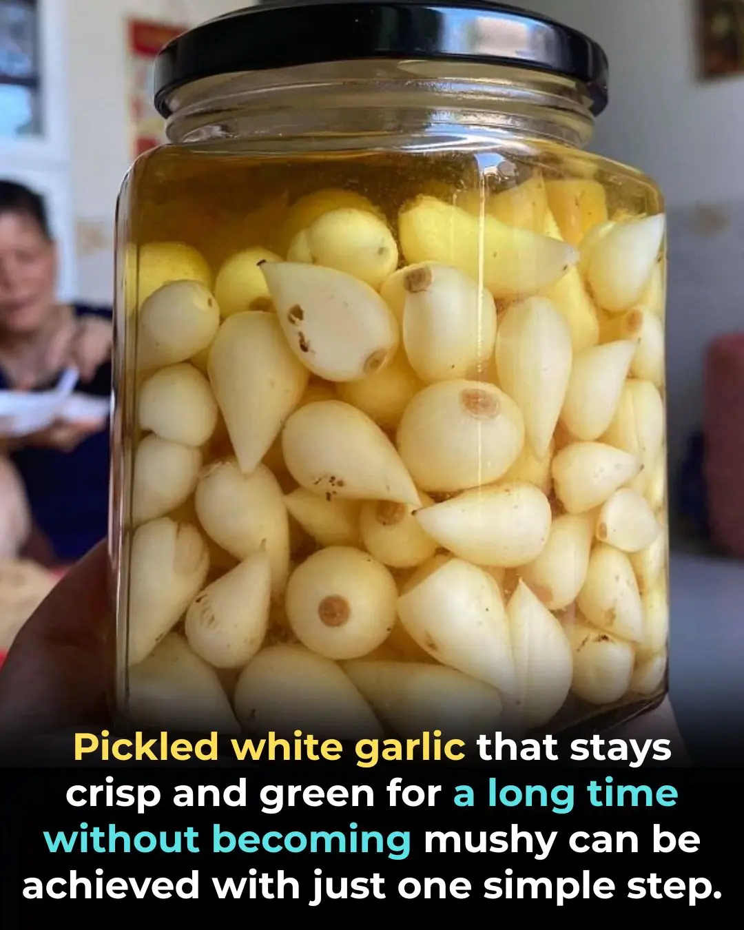 Pickled white garlic that stays crisp and green for a long time without becoming mushy can be achieved with just one simple step.