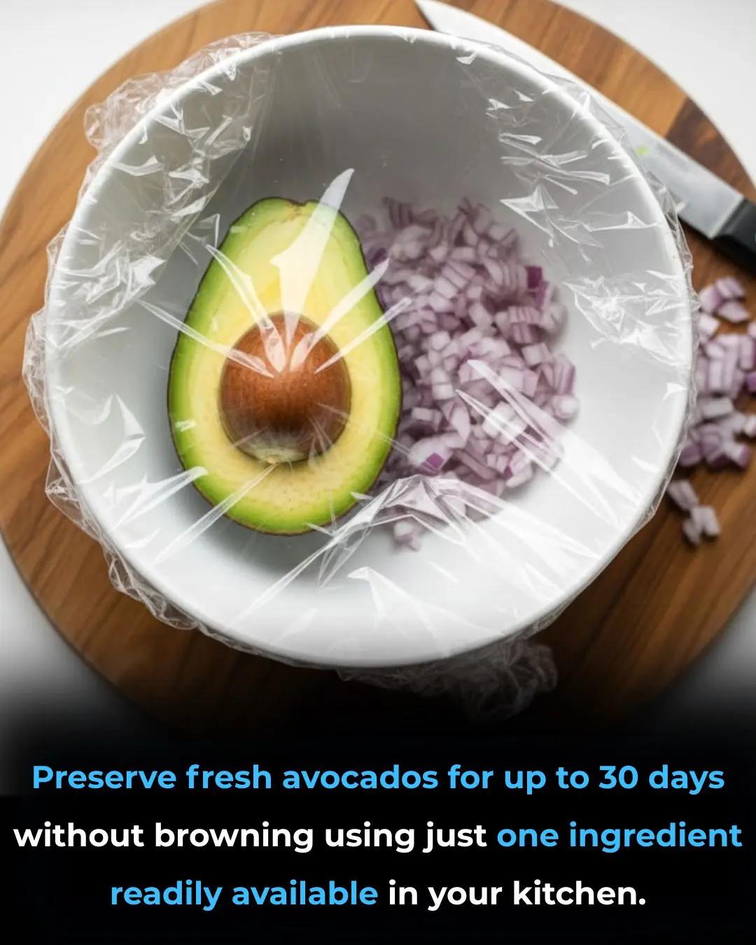 Preserve fresh avocados for up to 30 days without browning using just one ingredient readily available in your kitchen.