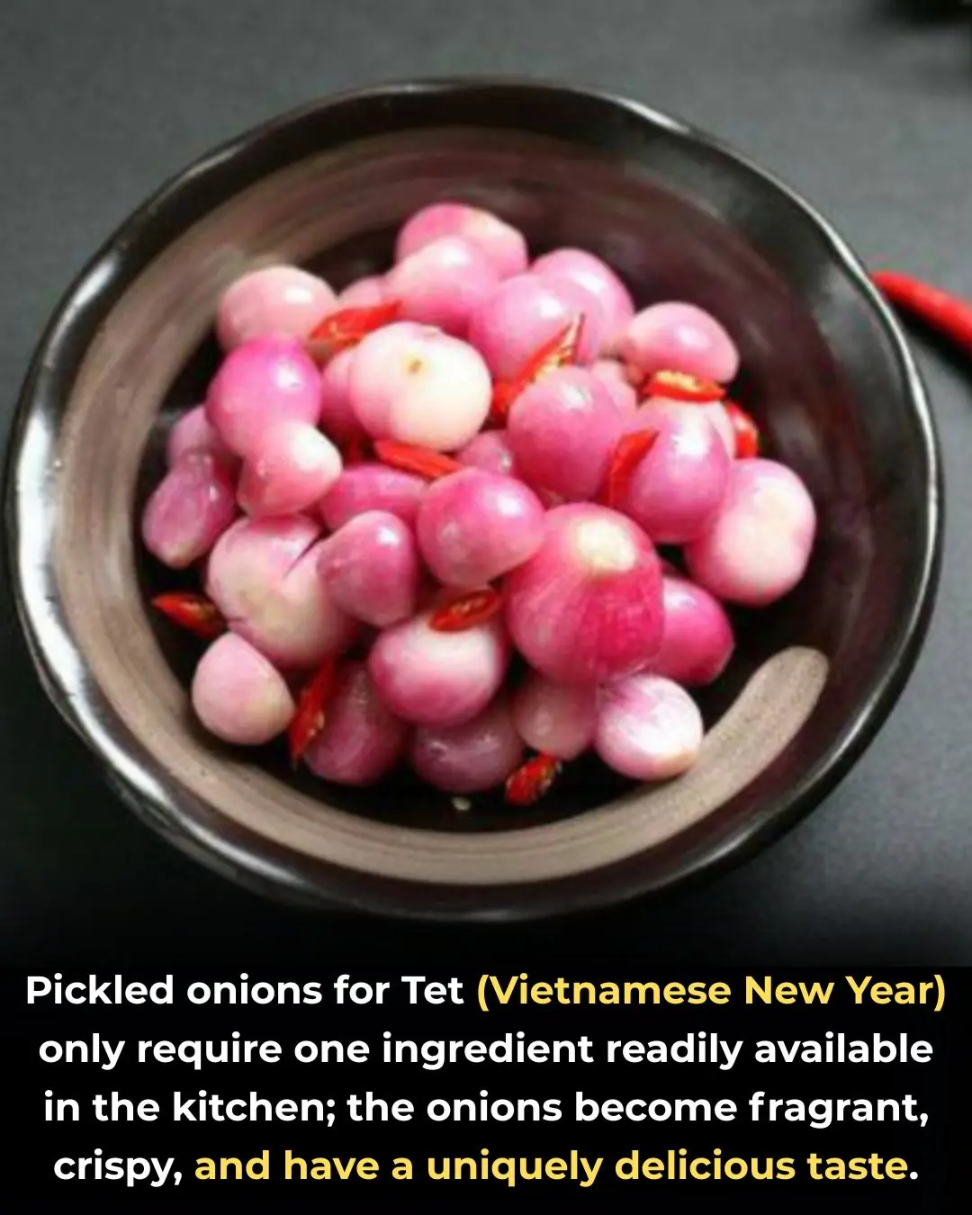 Pickled onions for Tet (Vietnamese New Year) only require one ingredient readily available in the kitchen; the onions become fragrant, crispy, and have a uniquely delicious taste.