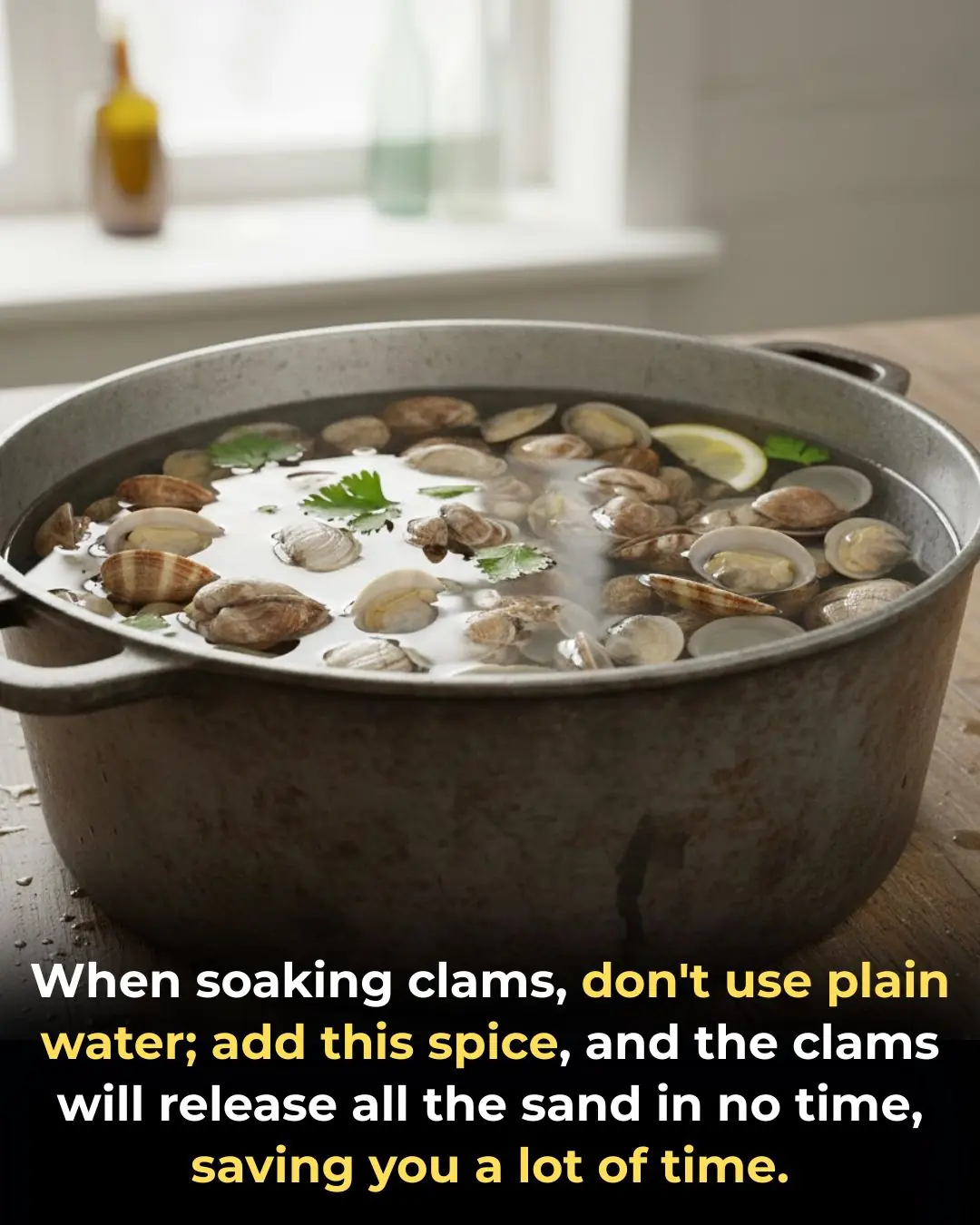 When soaking clams, don't use plain water; add this spice, and the clams will release all the sand in no time, saving you a lot of time.