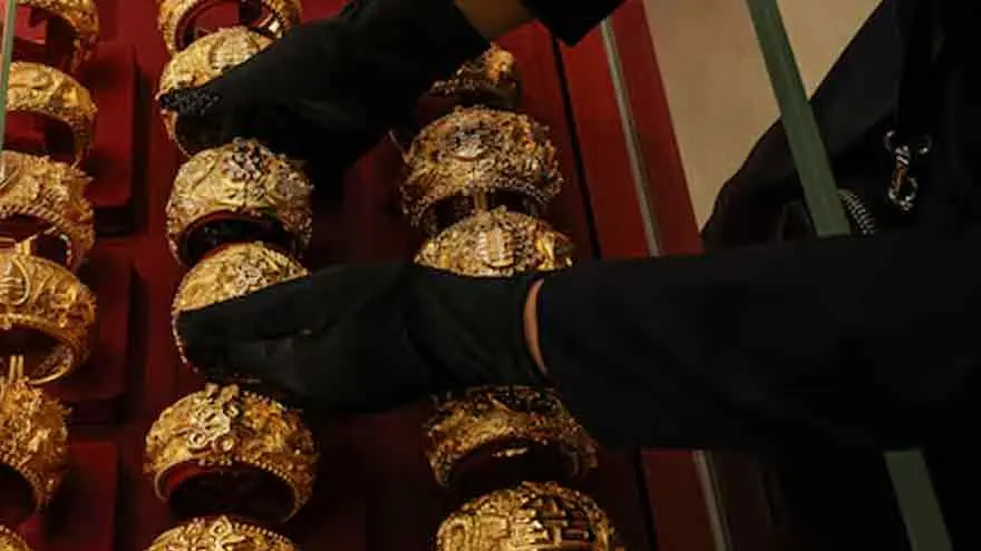 Gold rises on softer dollar, on track for fourth weekly drop