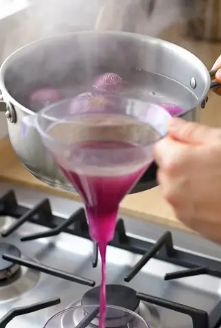 The Simple Onion Water Ritual: A Natural Way to Refresh Your Scalp and Improve Hair Feel Over Time