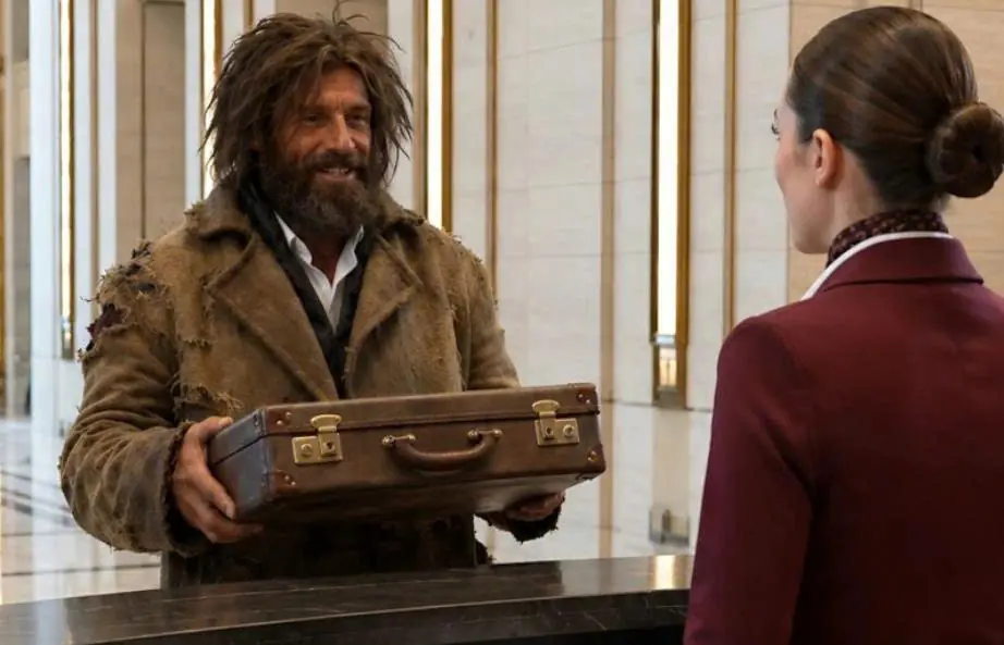 A man in old, worn-out clothes, carrying a suitcase, walked into a luxury hotel and asked for a room for just two hours, but the security guards threw him out into the street