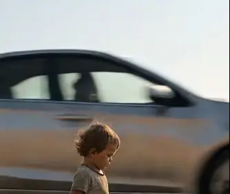 police officer noticed a 3-year-old boy walking all alone in dirty clothes along the highway: when the officer approached him, he discovered something terrible