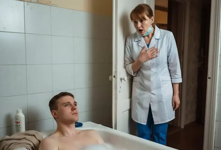 To avoid losing her job, the nurse agreed to bathe a paralyzed young man — but during the bath, she saw something that made her freeze in terror