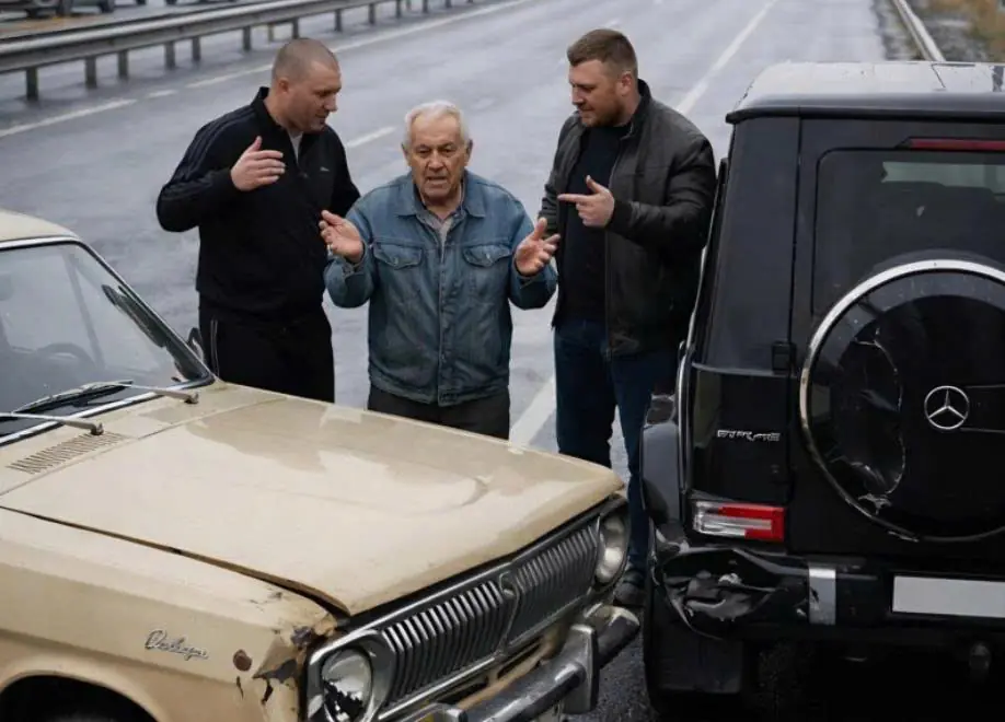 Thugs on the highway cut off an elderly man and deliberately caused a crash, then started demanding money for the “damage”: but they had no idea who that old man really was and what would happen to them just minutes later