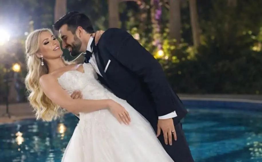 During the wedding, the groom deliberately pushed the bride into the fountain, repeating that it was just a joke; the guests laughed and filmed everything on their phones while the bride cried, but at that moment something happened that left everyone in s