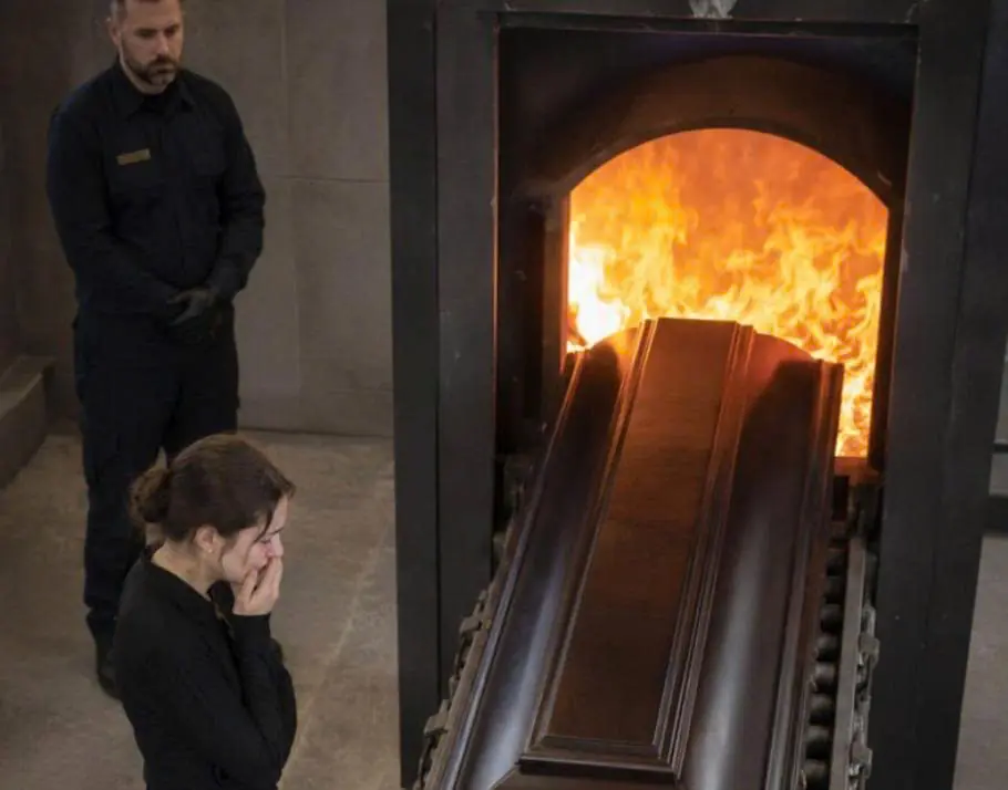 During the cremation of a billionaire, his adopted daughter heard a strange sound coming from the coffin and, at the very last second, demanded that it be opened. But when the lid was lifted, something truly horrifying was discovered inside…