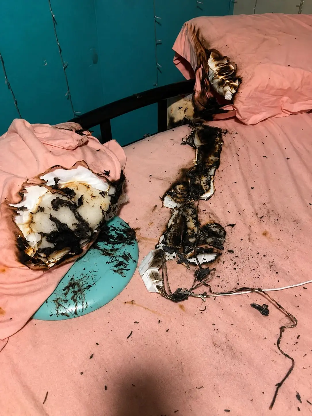 Firefighters Warn People About The Dangers Of Sleeping With A Charging Phone: A Critical Safety Message Every Family Needs to Hear