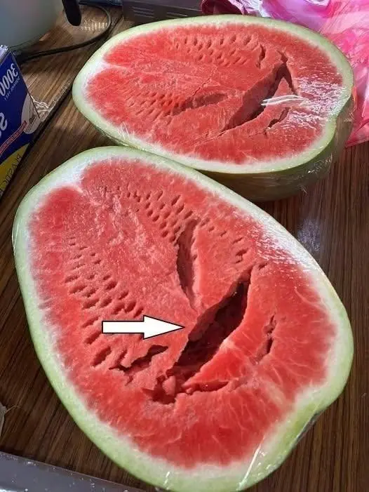 You Cut Open a Watermelon and Saw Cracks? Stop Eating It Immediately! Here's What It Really Means