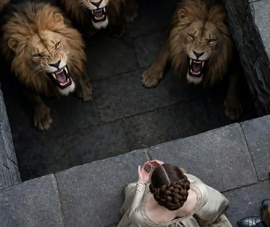 The cruel king ordered a young woman to be thrown to the lions for refusing to become his wife, but just a few minutes later, the guards rushed in panic to open the gates of the pit