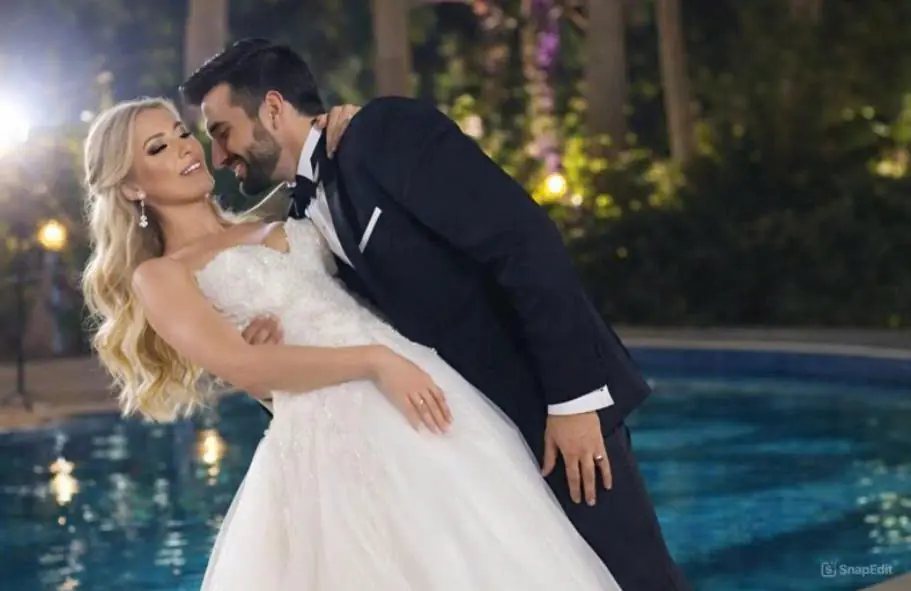 During the wedding, the groom deliberately pushed the bride into the fountain, repeating that it was just a joke; the guests laughed and filmed everything on their phones while the bride cried, but at that moment something happened that left everyone in s