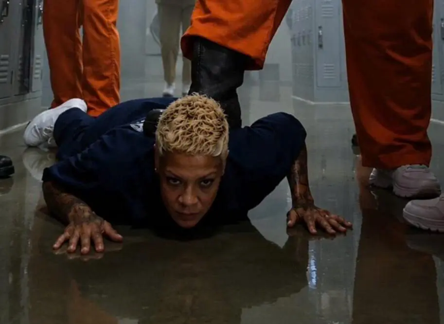 When a New Inmate Arrived at the Women’s Prison, the Most Dangerous Prisoner Knocked Her Down and Drenched Her with Ice-Cold Water as an "Initiation"—She Had No Idea Who the Quiet Newcomer Really Was