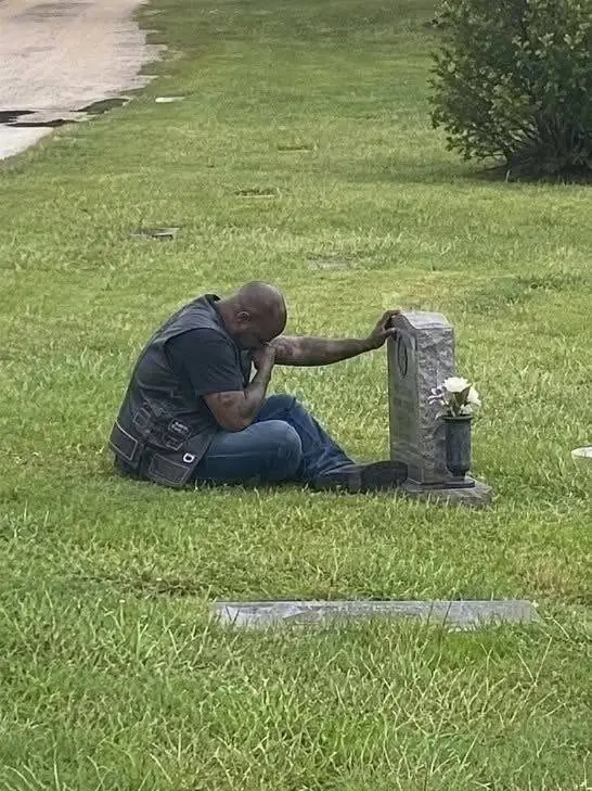 A BIKER CAME TO MY WIFE’S GRAVE EVERY SINGLE WEEK, AND FOR MONTHS, I HAD NO IDEA WHO HE WAS…