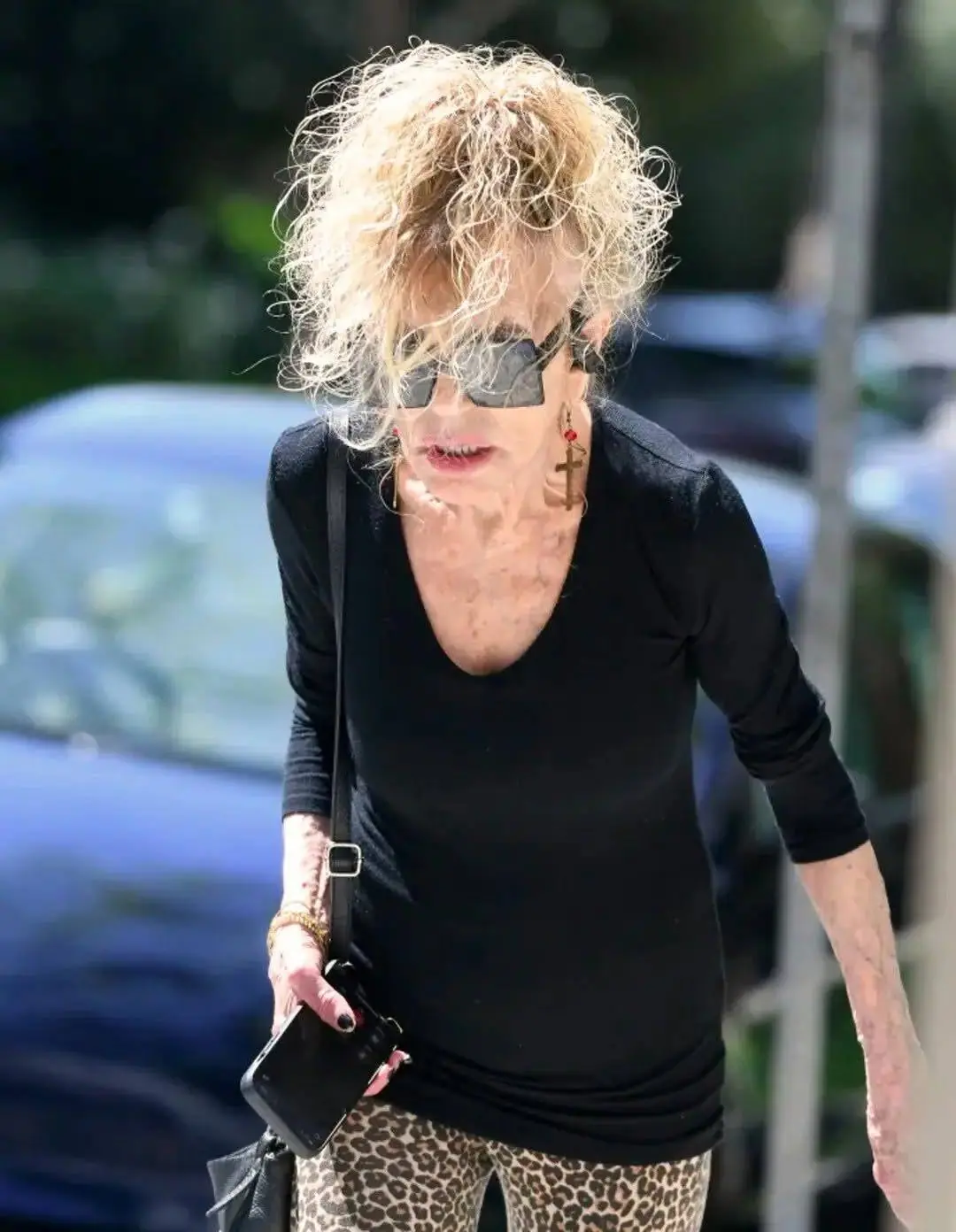 A Hollywood legend unrecognizable in rare paparazzi photos! Can you recognize her?