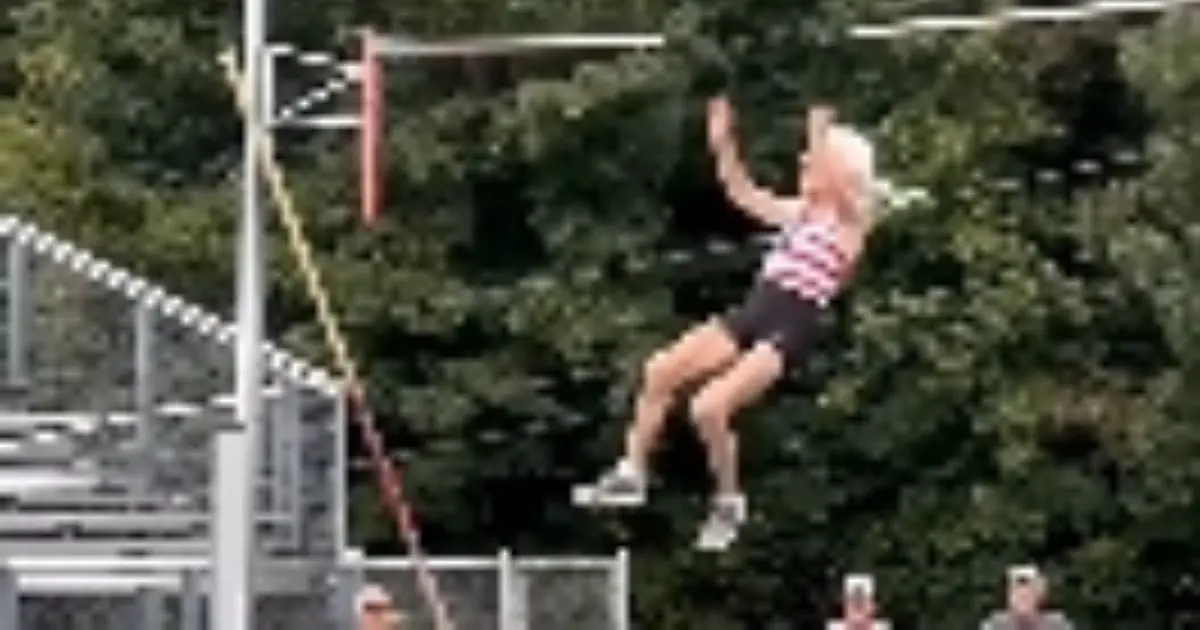 ⚠️⚠️95-Year-Old Pole Vaulter Falls During Her Attempt⚠️⚠️
