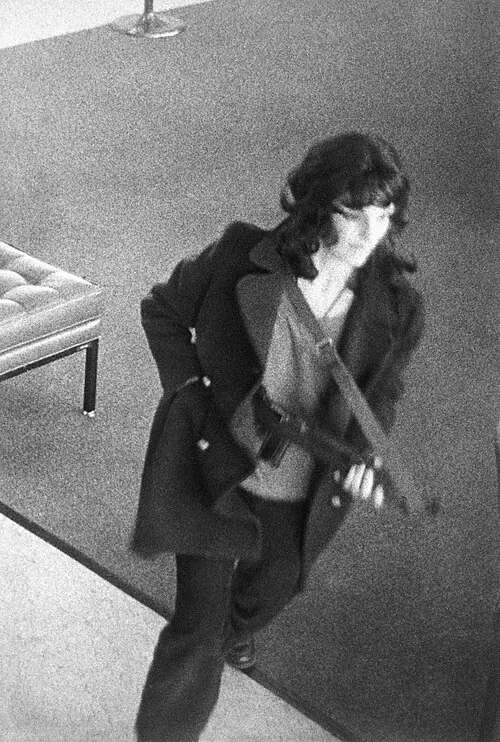 What happened to Patty Hearst between her kidnapping and the moment she appeared beside her captors inside a bank
