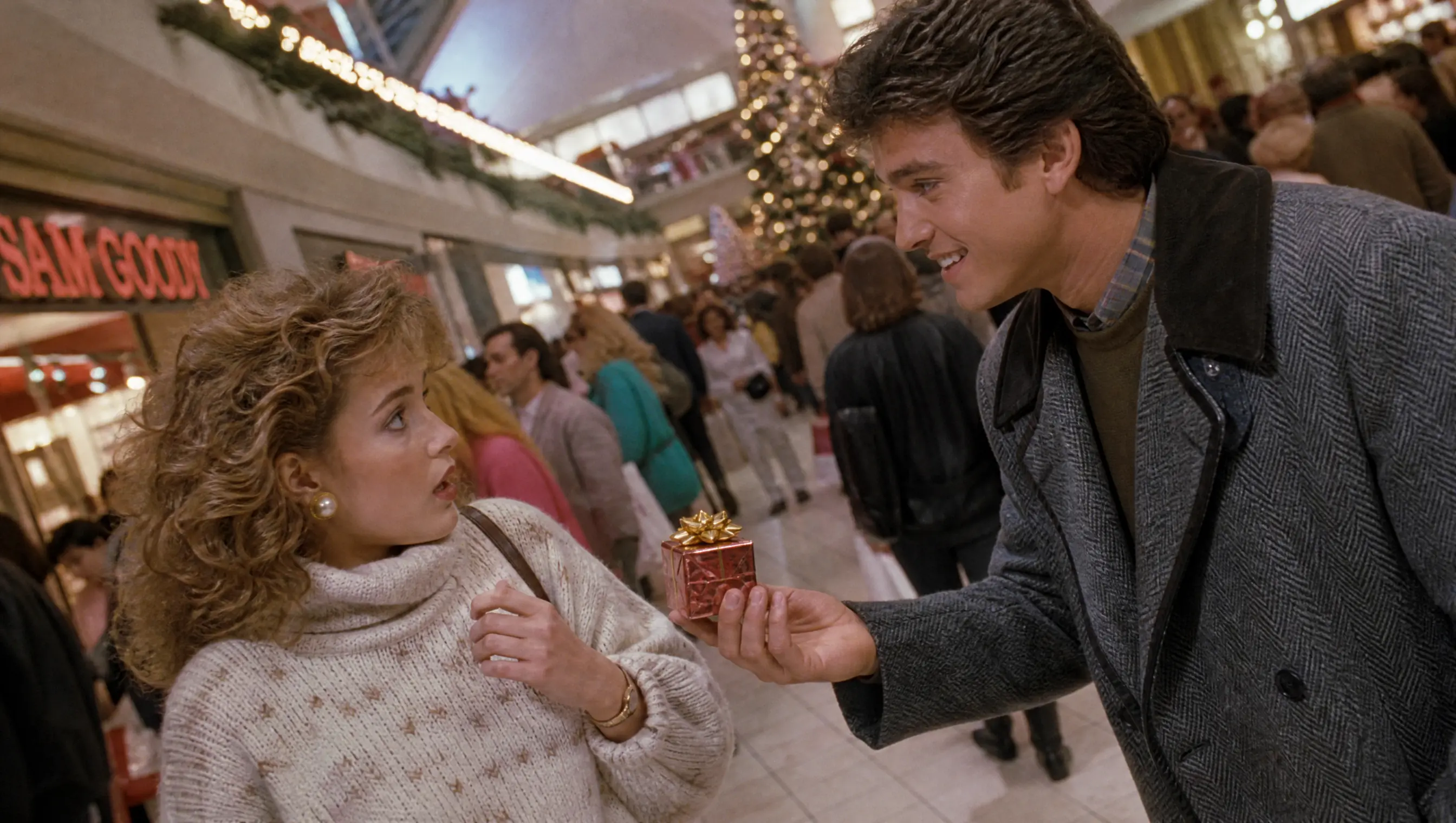 She Dropped a Tiny Christmas Gift in a Crowded Mall — Until the Stranger Who Caught It Ended Up in a Santa Photo With Her