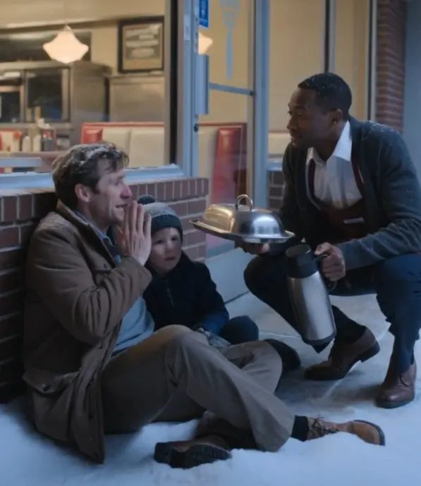 A Black Waiter Fed a Homeless Father and His Little Girl After Closing — Then a Man in a Black Suit Arrived With a Secret About the Child
