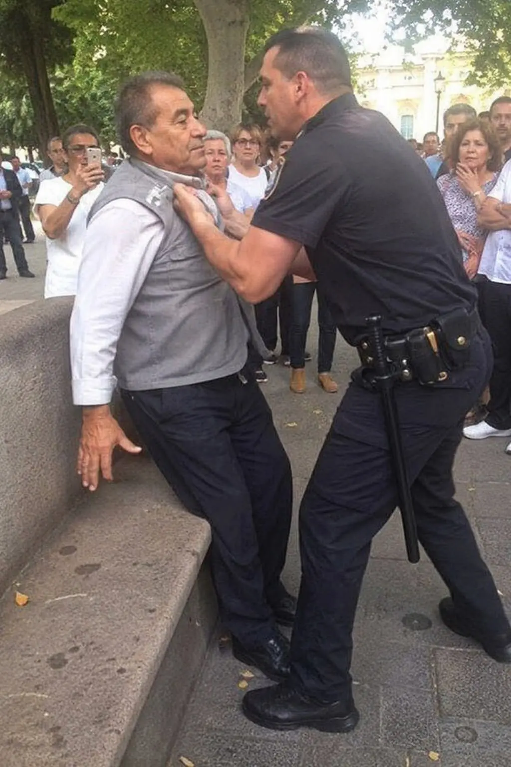 The policeman humiliated a grandfather in the park without knowing he was touching the wrong man